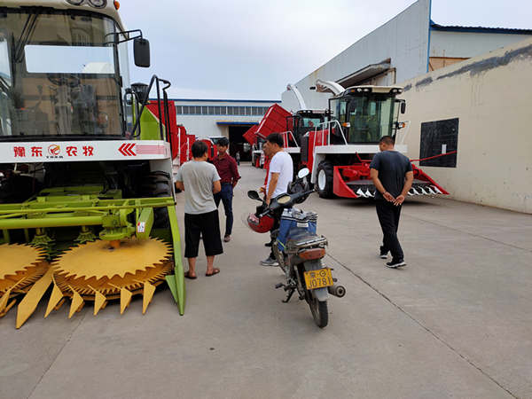 內蒙兩位大哥騎摩托車來廠購機